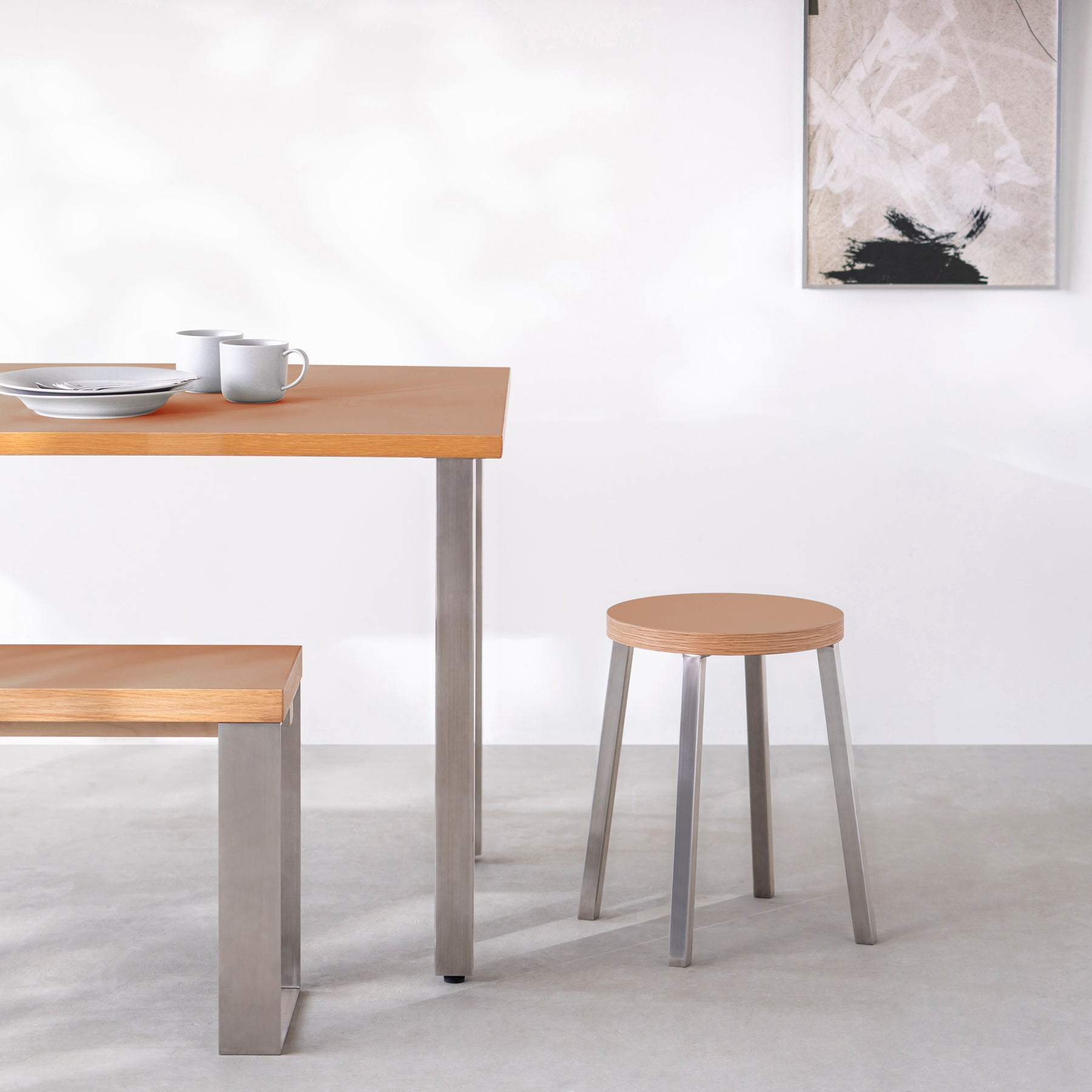 KanademonoのリノリウムWalnut Round座面とステンレスのSlant Bar脚を合わせたシンプルモダンなスツール（使用例）