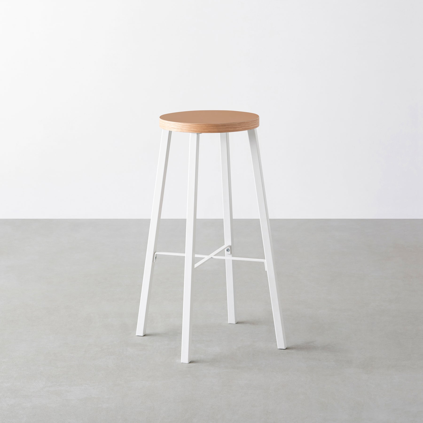 KanademonoのリノリウムWalnut Round座面とホワイトのSlant_Bar脚を合わせたシンプルモダンなHighスツール