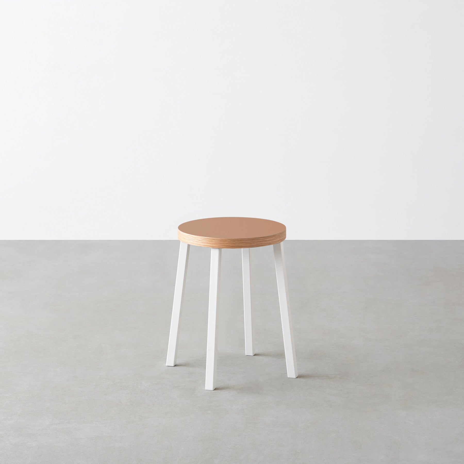 KanademonoのリノリウムWalnut Round座面とホワイトのSlant Bar脚を合わせたシンプルモダンなスツール