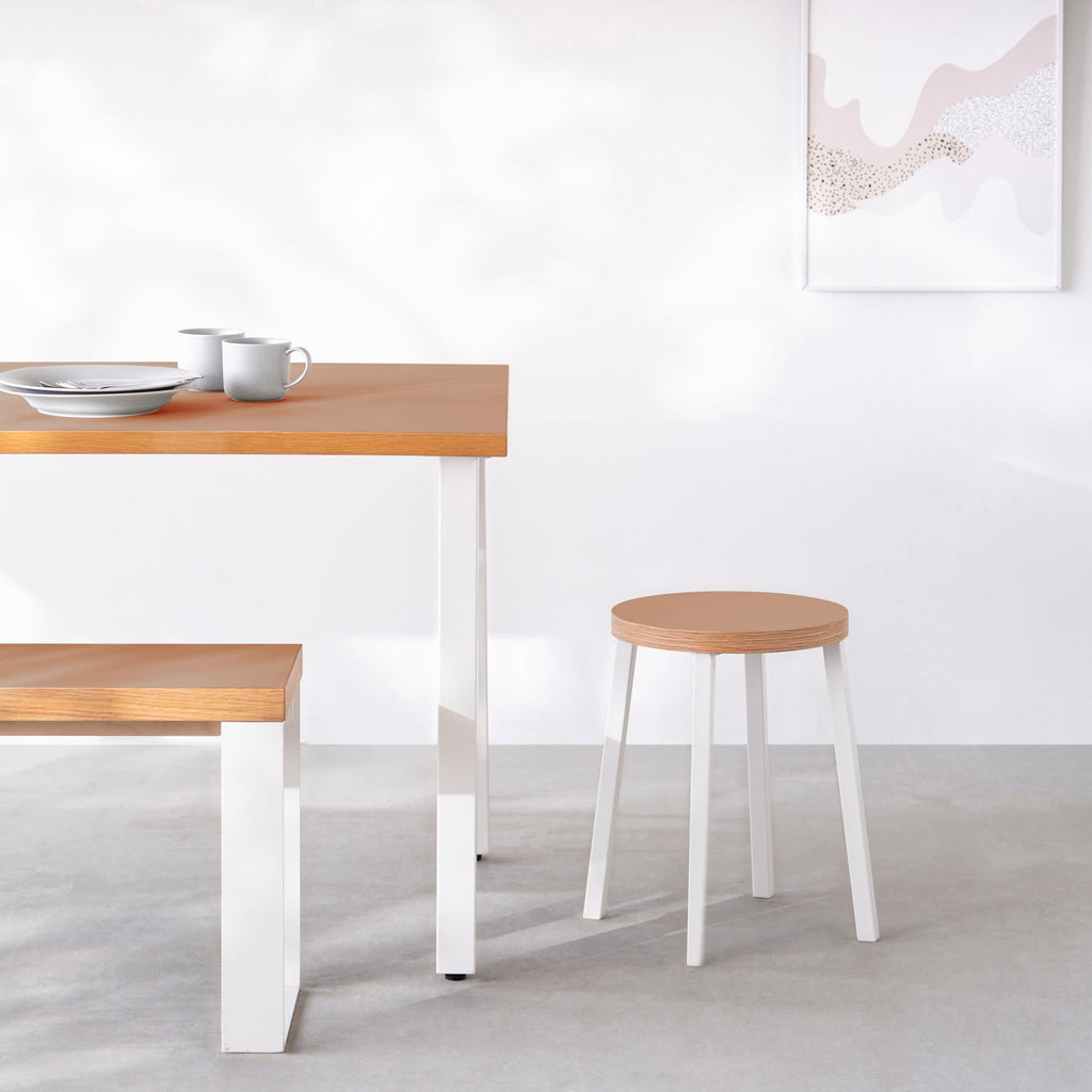 KanademonoのリノリウムWalnut Round座面とホワイトのSlant Bar脚を合わせたシンプルモダンなスツール（使用例）
