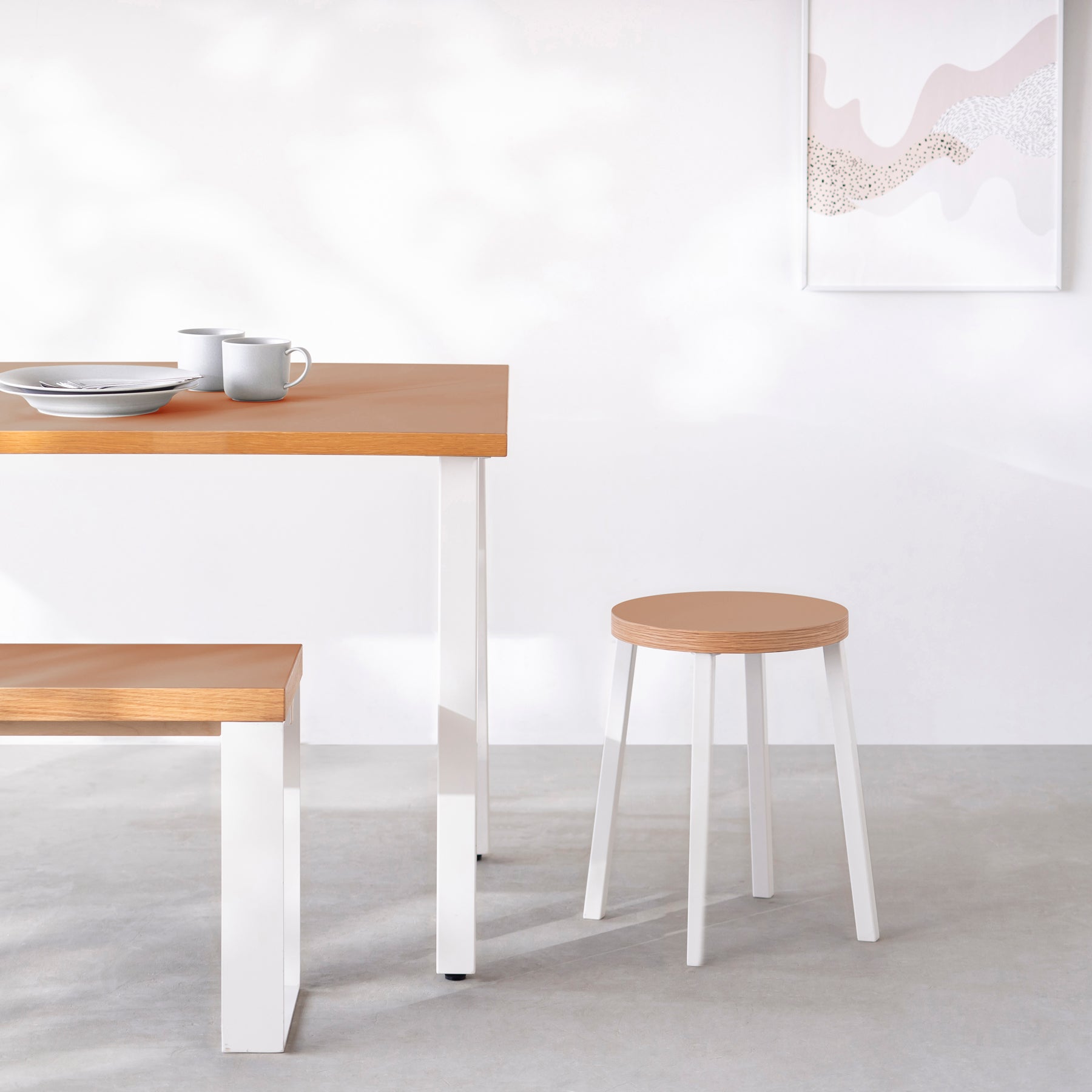 KanademonoのリノリウムWalnut Round座面とホワイトのSlant Bar脚を合わせたシンプルモダンなスツール（使用例）