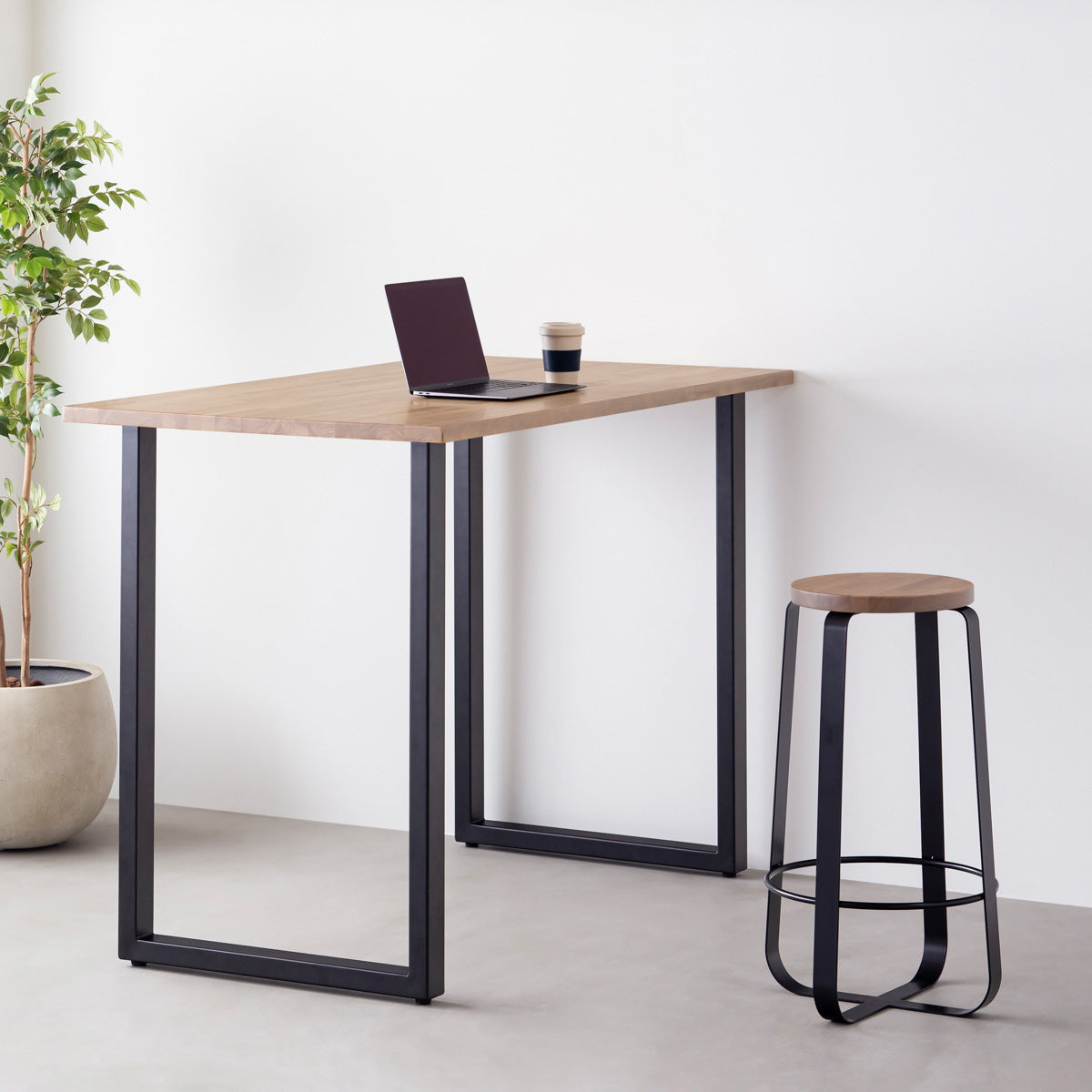 KANADEMONOのラバーウッド アッシュグレーRound座面とブラックのCross Plate脚を合わせたシンプルモダンなハイスツール（使用例）