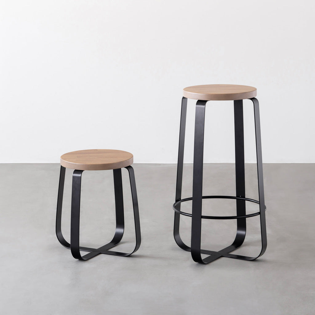 KANADEMONOのラバーウッド アッシュグレーRound座面とブラックのCross Plate脚を合わせたシンプルモダンなハイスツール（スタンダード比較）