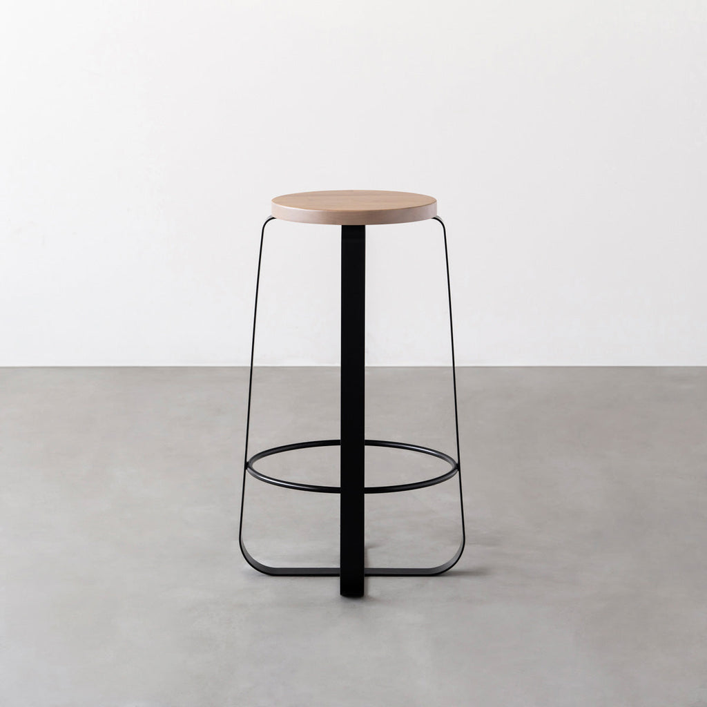 KANADEMONOのラバーウッド アッシュグレーRound座面とブラックのCross Plate脚を合わせたシンプルモダンなハイスツール3