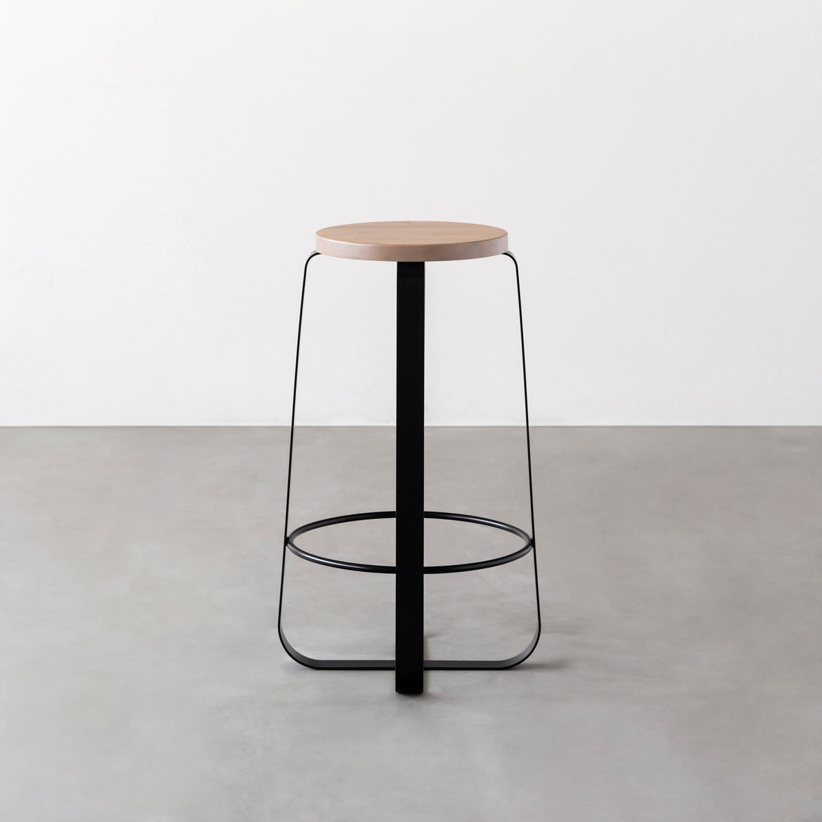 KANADEMONOのラバーウッド アッシュグレーRound座面とブラックのCross Plate脚を合わせたシンプルモダンなハイスツール3