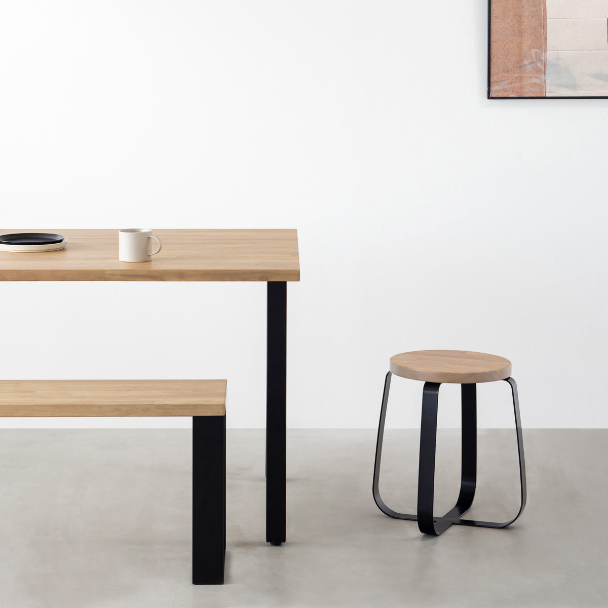 KANADEMONOのラバーウッド アッシュグレーRound座面とブラックのCross Plate脚を合わせたシンプルモダンなスツール（使用例）