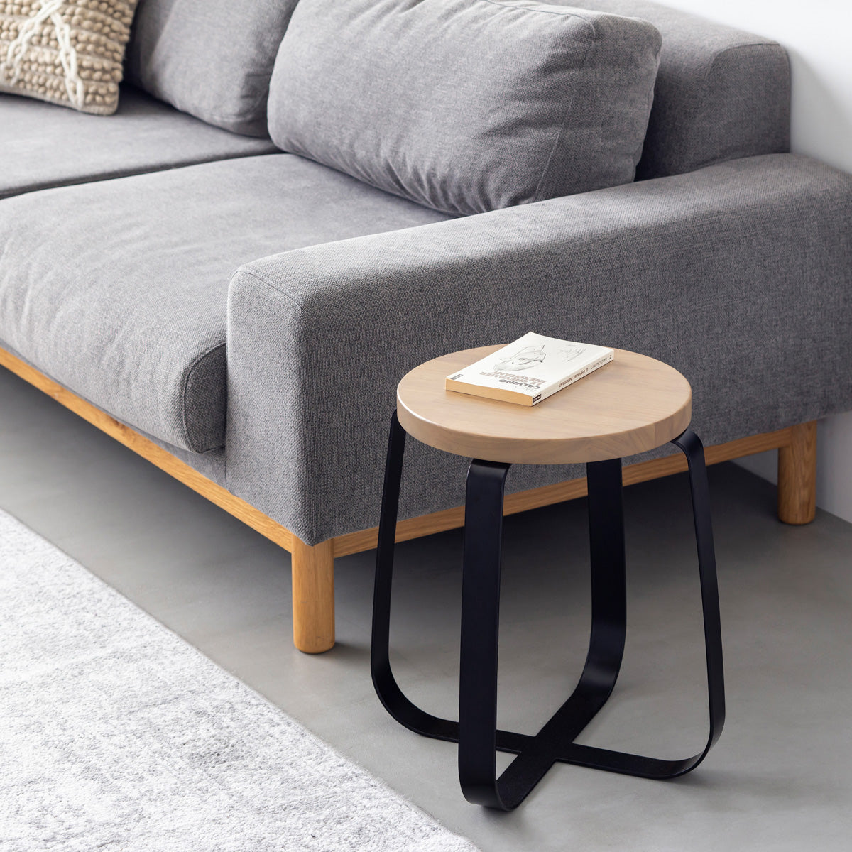 KANADEMONOのラバーウッド アッシュグレーRound座面とブラックのCross Plate脚を合わせたシンプルモダンなスツール（使用例2）