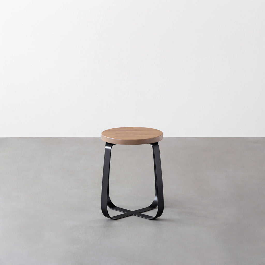 KANADEMONOのラバーウッド アッシュグレーRound座面とブラックのCross Plate脚を合わせたシンプルモダンなスツール2