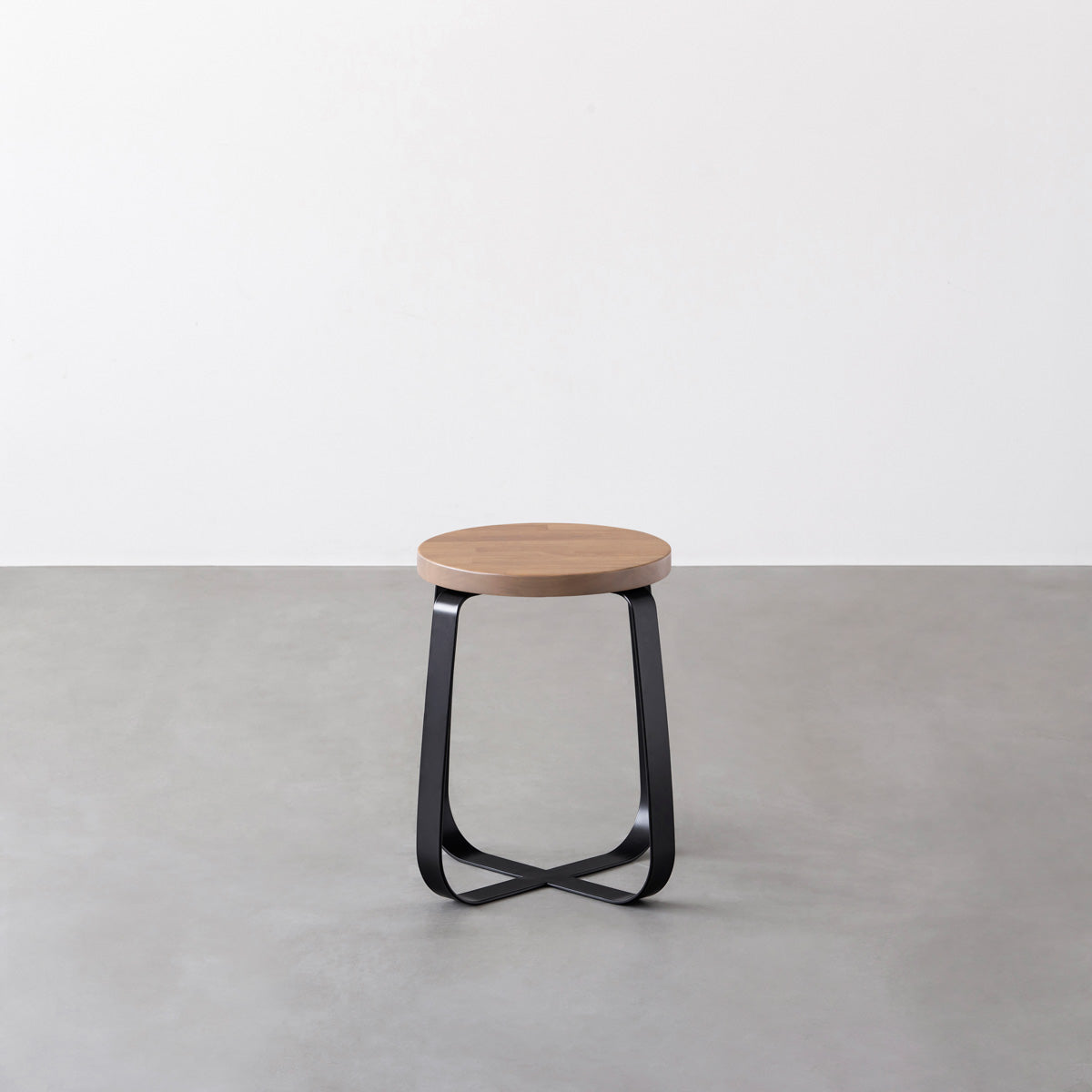 KANADEMONOのラバーウッド アッシュグレーRound座面とブラックのCross Plate脚を合わせたシンプルモダンなスツール2