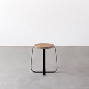 KANADEMONOのラバーウッド アッシュグレーRound座面とブラックのCross Plate脚を合わせたシンプルモダンなスツール3