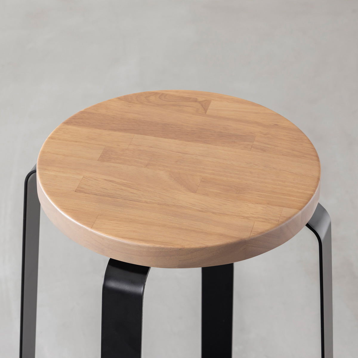 KANADEMONOのラバーウッド アッシュグレーRound座面とブラックのCross Plate脚を合わせたシンプルモダンなスツール（座面）