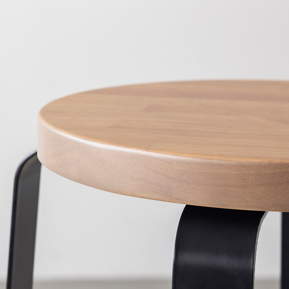 KANADEMONOのラバーウッド アッシュグレーRound座面とブラックのCross Plate脚を合わせたシンプルモダンなスツール（座面側面）