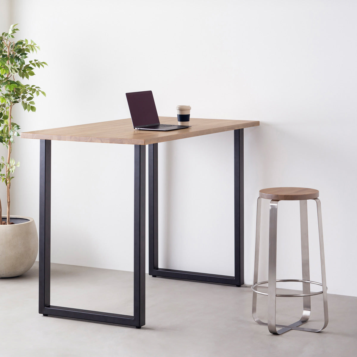 KANADEMONOのラバーウッド アッシュグレーRound座面とステンレスのCross Plate脚を合わせたシンプルモダンなハイスツール（使用例）