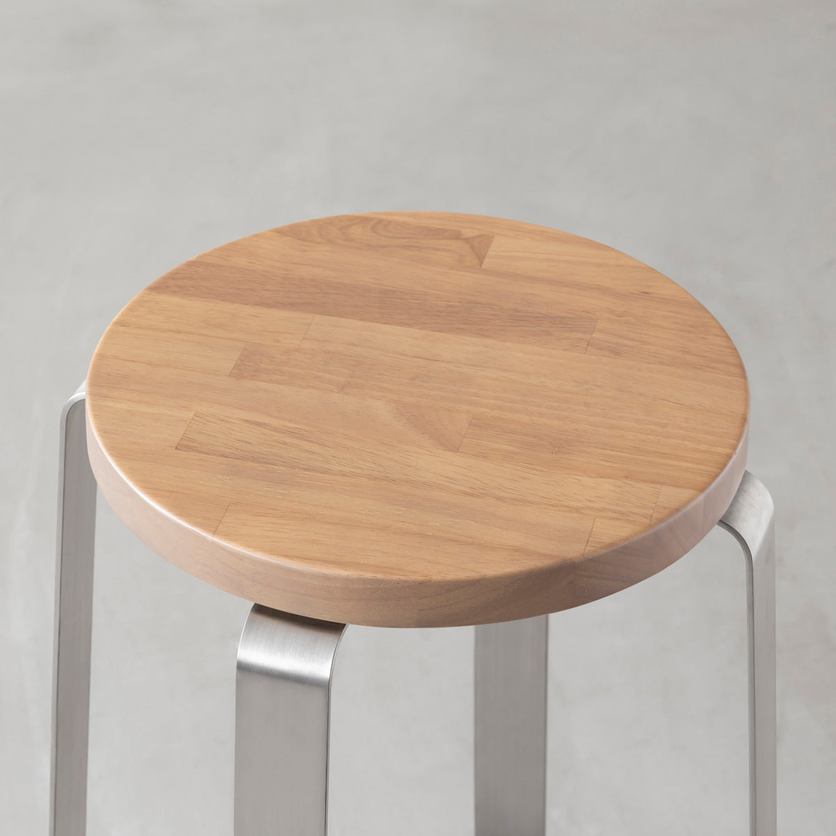 KANADEMONOのラバーウッド アッシュグレーRound座面とステンレスのCross Plate脚を合わせたシンプルモダンなハイスツール（座面）