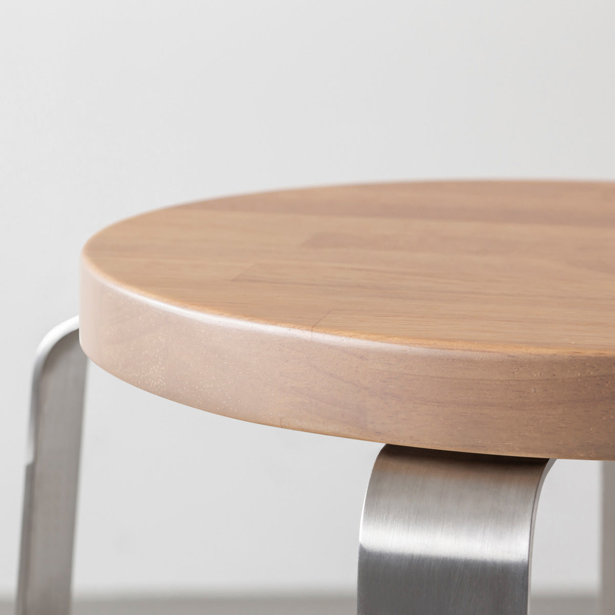 KANADEMONOのラバーウッド アッシュグレーRound座面とステンレスのCross Plate脚を合わせたシンプルモダンなハイスツール（座面側面）
