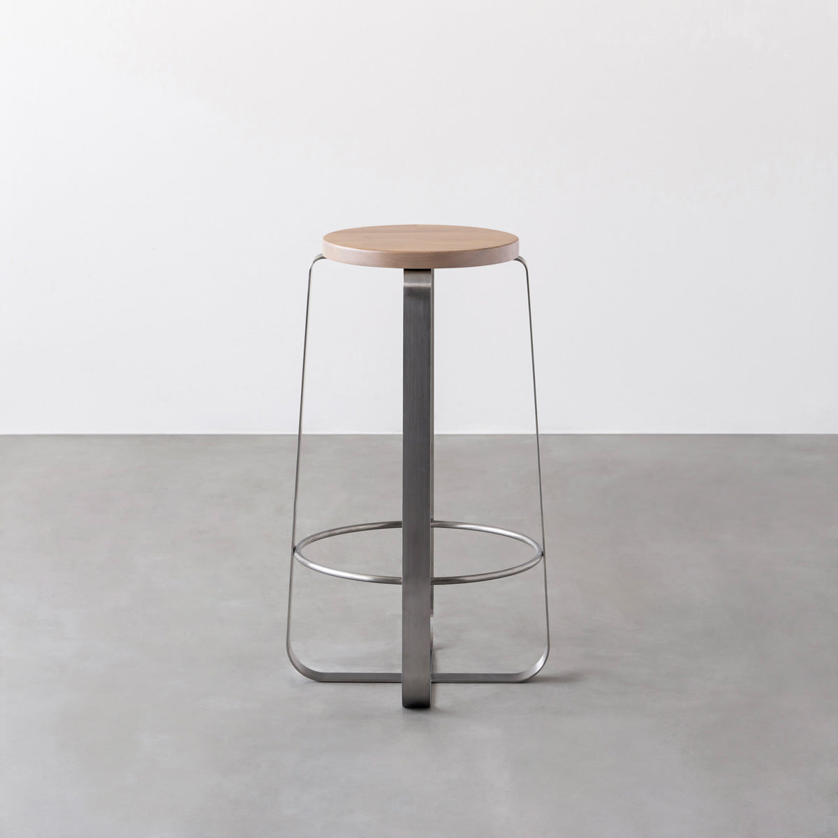 KANADEMONOのラバーウッド アッシュグレーRound座面とステンレスのCross Plate脚を合わせたシンプルモダンなハイスツール3