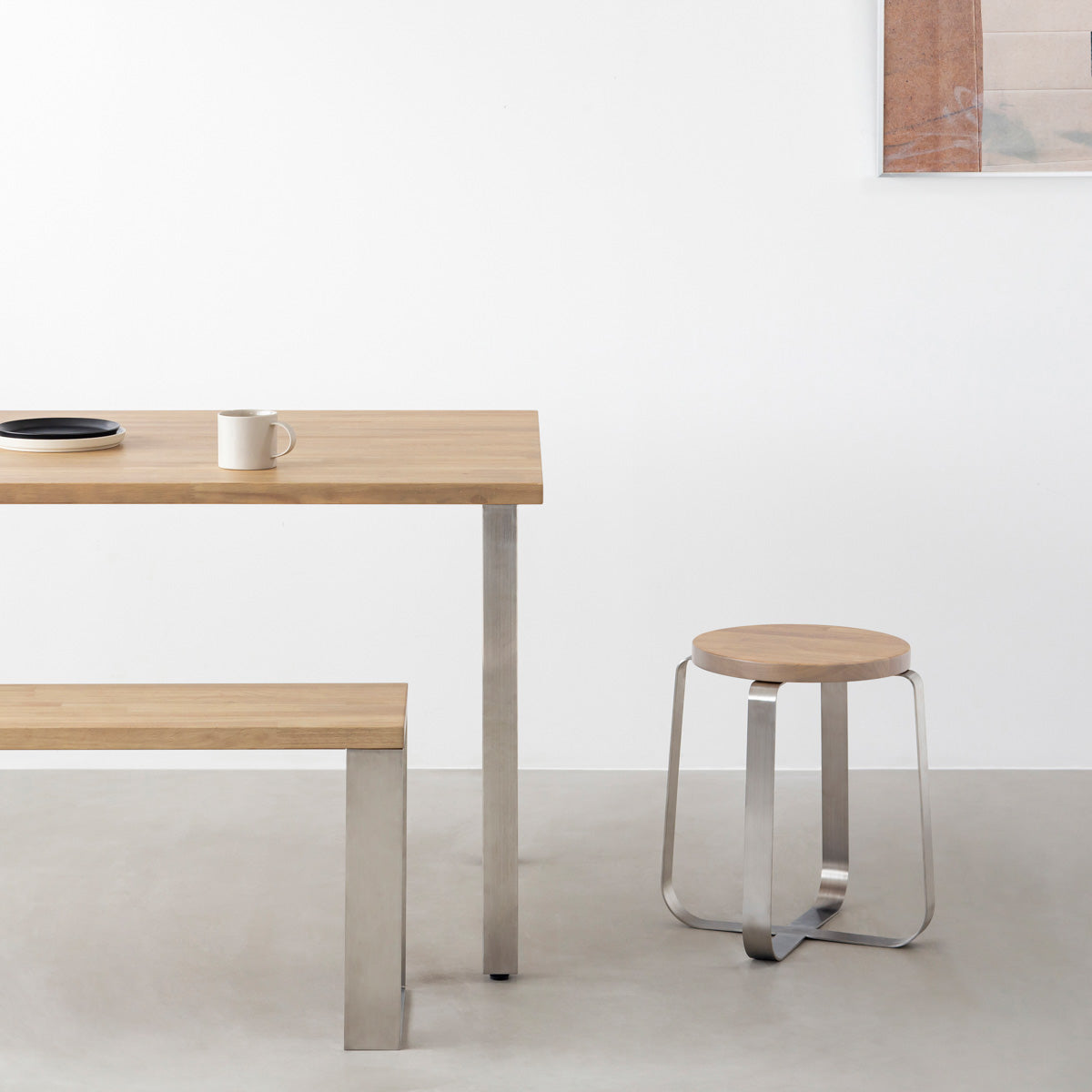 KANADEMONOのラバーウッド アッシュグレーRound座面とステンレスのCross Plate脚を合わせたシンプルモダンなスツール（使用例）