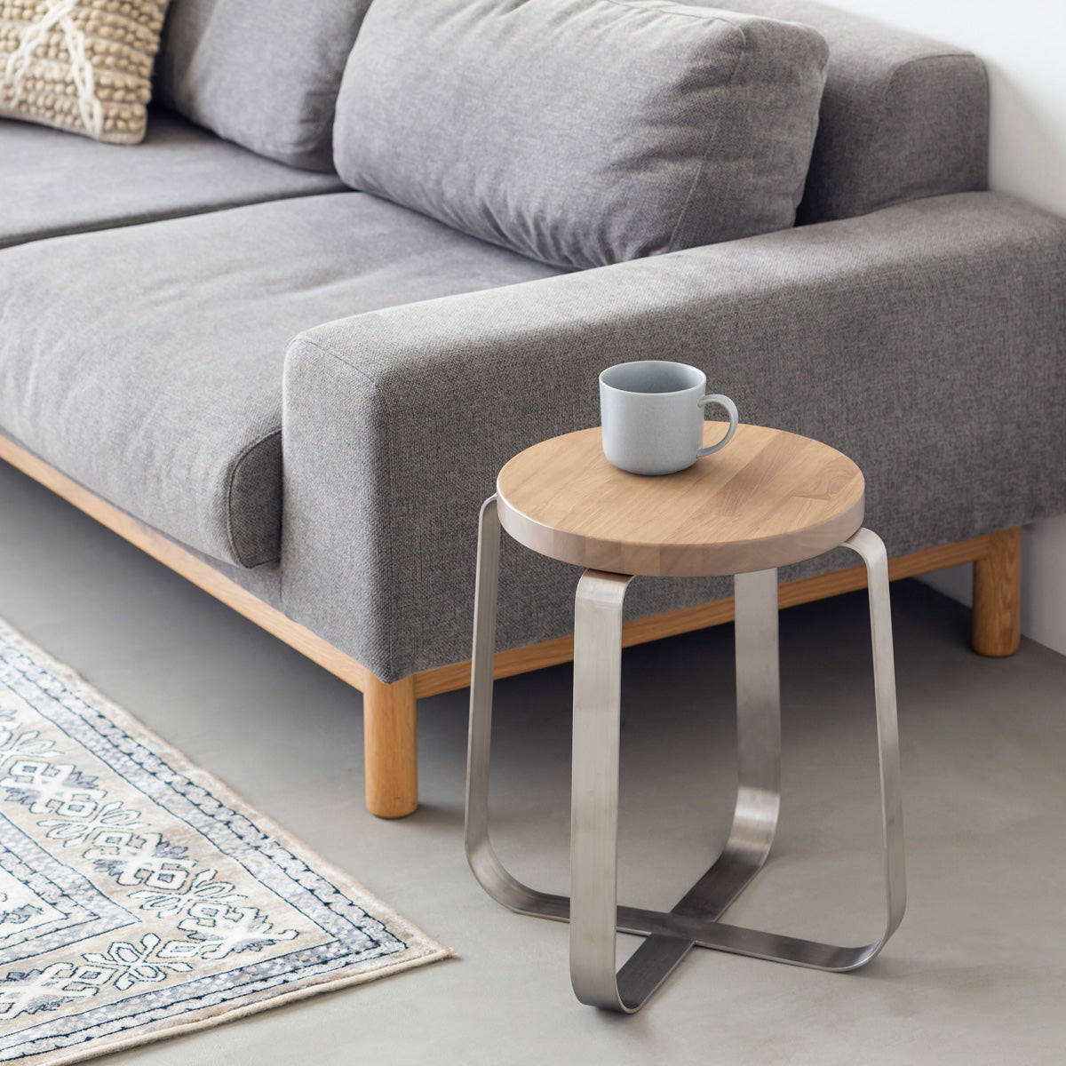 KANADEMONOのラバーウッド アッシュグレーRound座面とステンレスのCross Plate脚を合わせたシンプルモダンなスツール（使用例2）