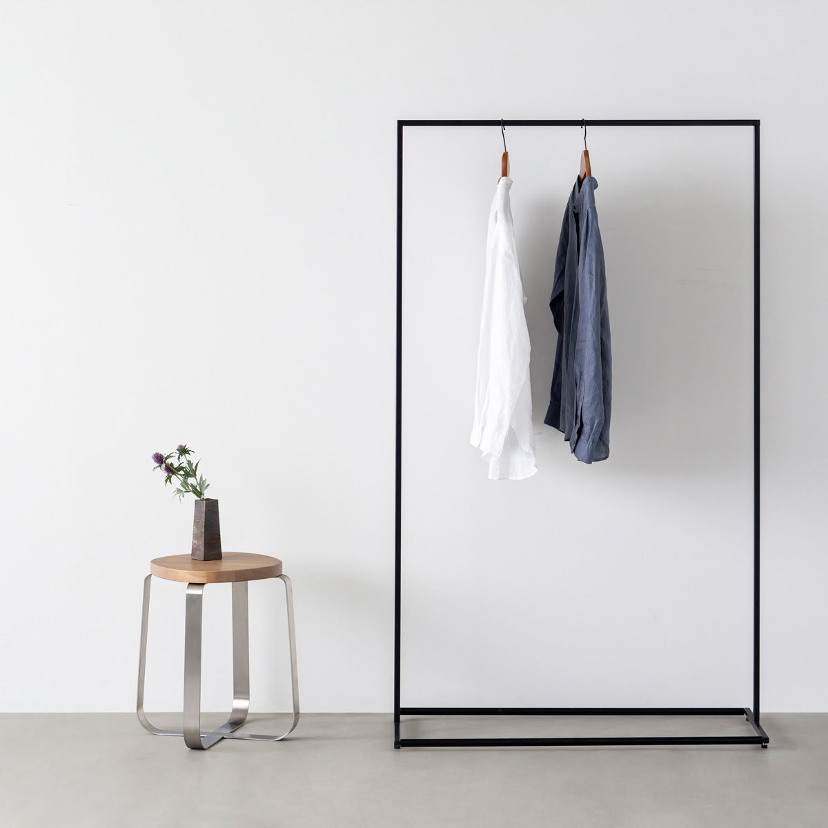 KANADEMONOのラバーウッド アッシュグレーSquircle座面とステンレスのCross Plate脚を合わせたシンプルモダンなスツール（使用例3）