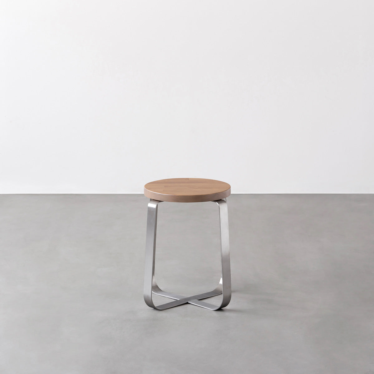KANADEMONOのラバーウッド アッシュグレーRound座面とステンレスのCross Plate脚を合わせたシンプルモダンなスツール2