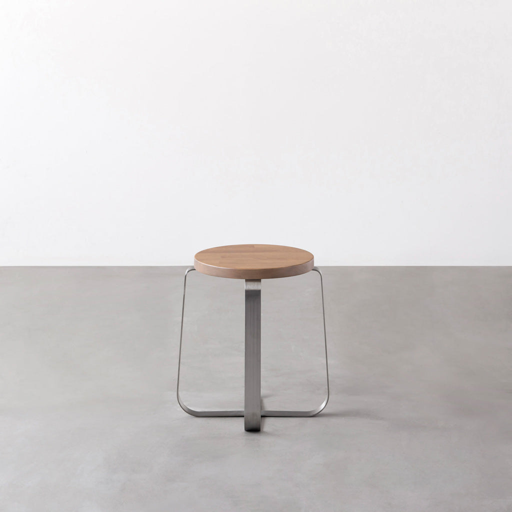 KANADEMONOのラバーウッド アッシュグレーRound座面とステンレスのCross Plate脚を合わせたシンプルモダンなスツール3