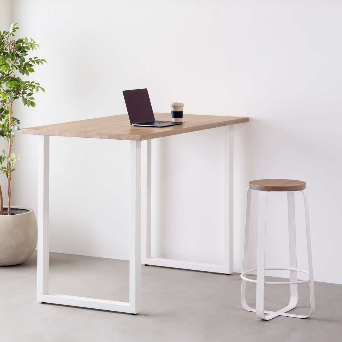 KANADEMONOのラバーウッド アッシュグレーRound座面とホワイトのCross Plate脚を合わせたシンプルモダンなハイスツール（使用例）