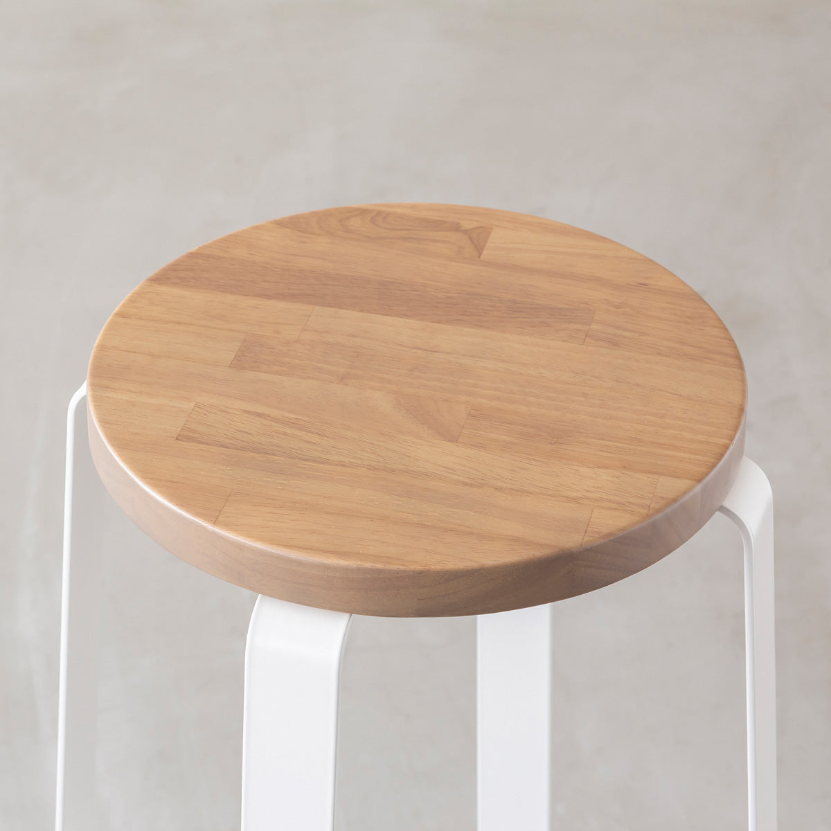 KANADEMONOのラバーウッド アッシュグレーRound座面とホワイトのCross Plate脚を合わせたシンプルモダンなハイスツール（座面）