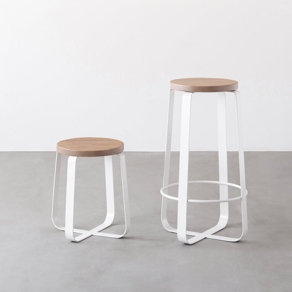 KANADEMONOのラバーウッド アッシュグレーRound座面とホワイトのCross Plate脚を合わせたシンプルモダンなハイスツール（スタンダード比較）