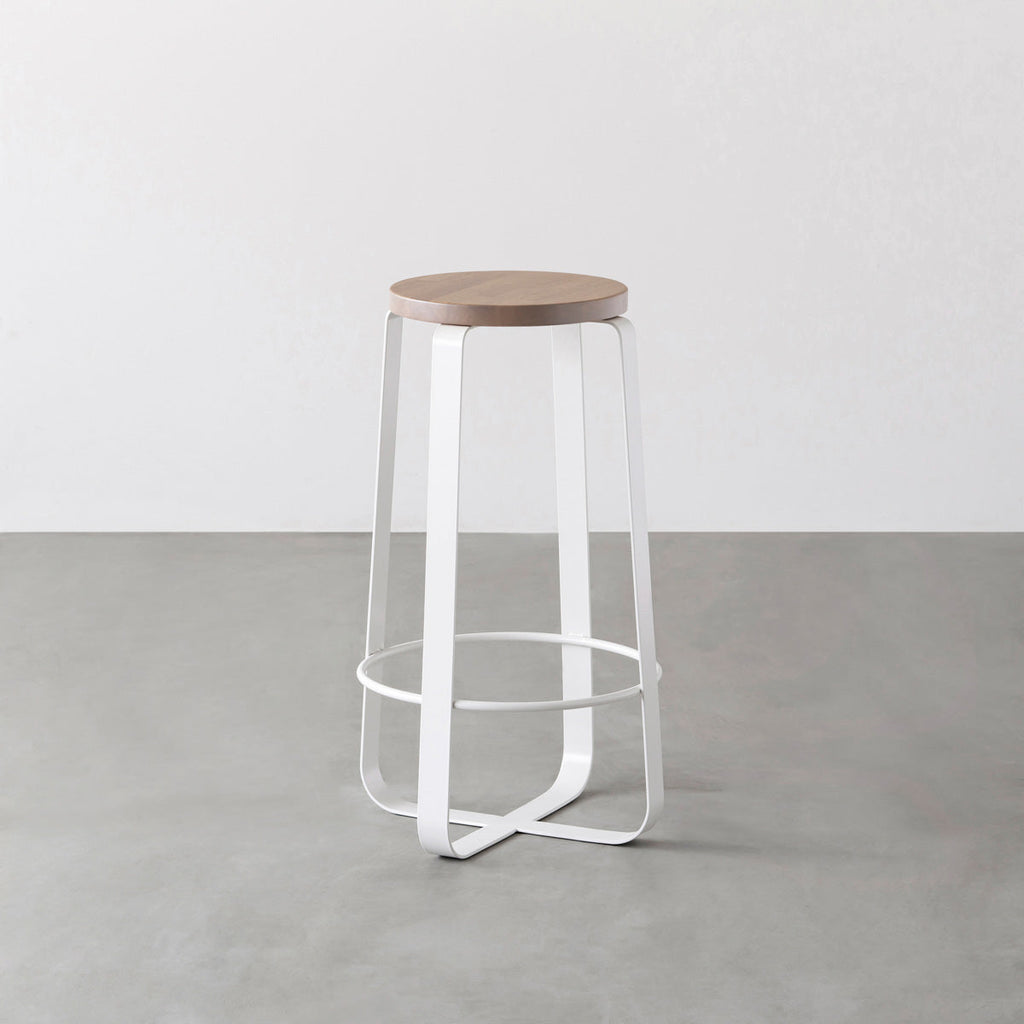 KANADEMONOのラバーウッド アッシュグレーRound座面とホワイトのCross Plate脚を合わせたシンプルモダンなハイスツール