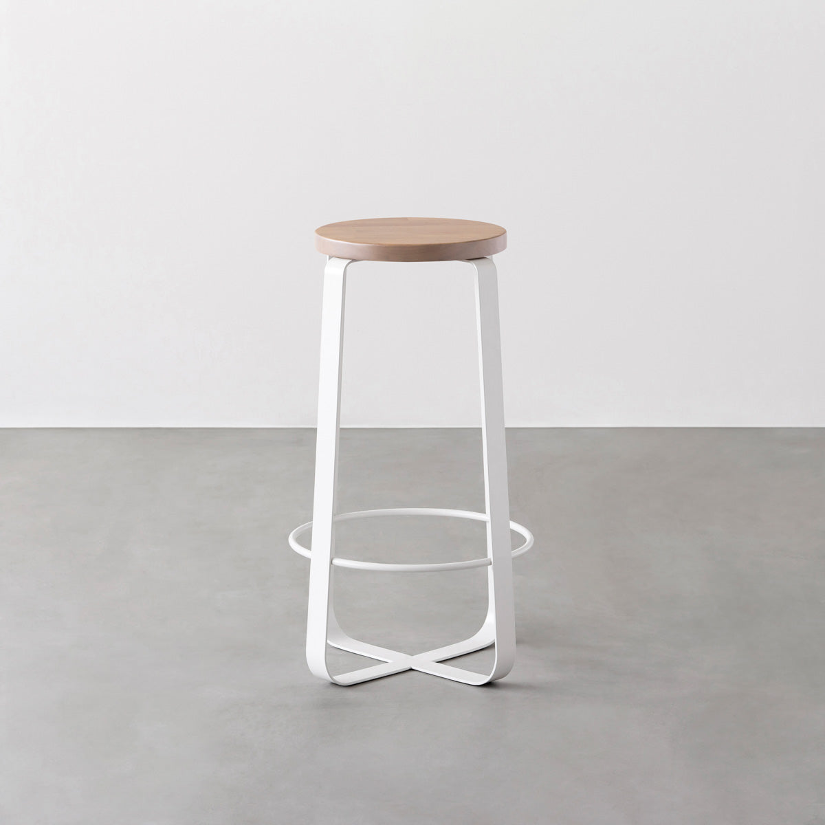 KANADEMONOのラバーウッド アッシュグレーRound座面とホワイトのCross Plate脚を合わせたシンプルモダンなハイスツール2