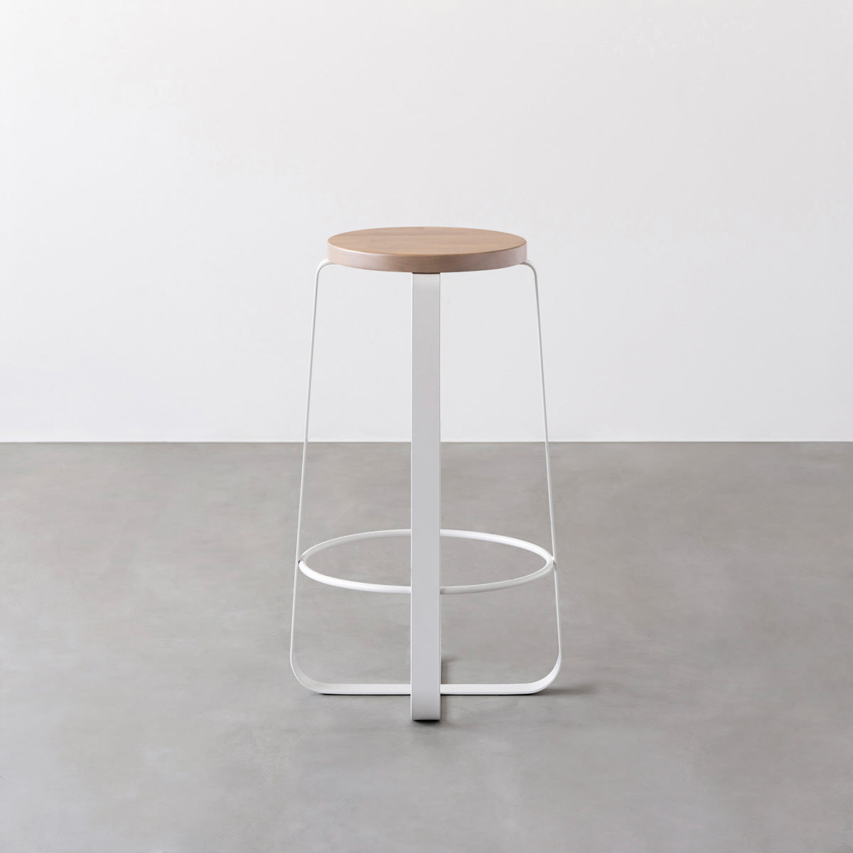 KANADEMONOのラバーウッド アッシュグレーRound座面とホワイトのCross Plate脚を合わせたシンプルモダンなハイスツール3