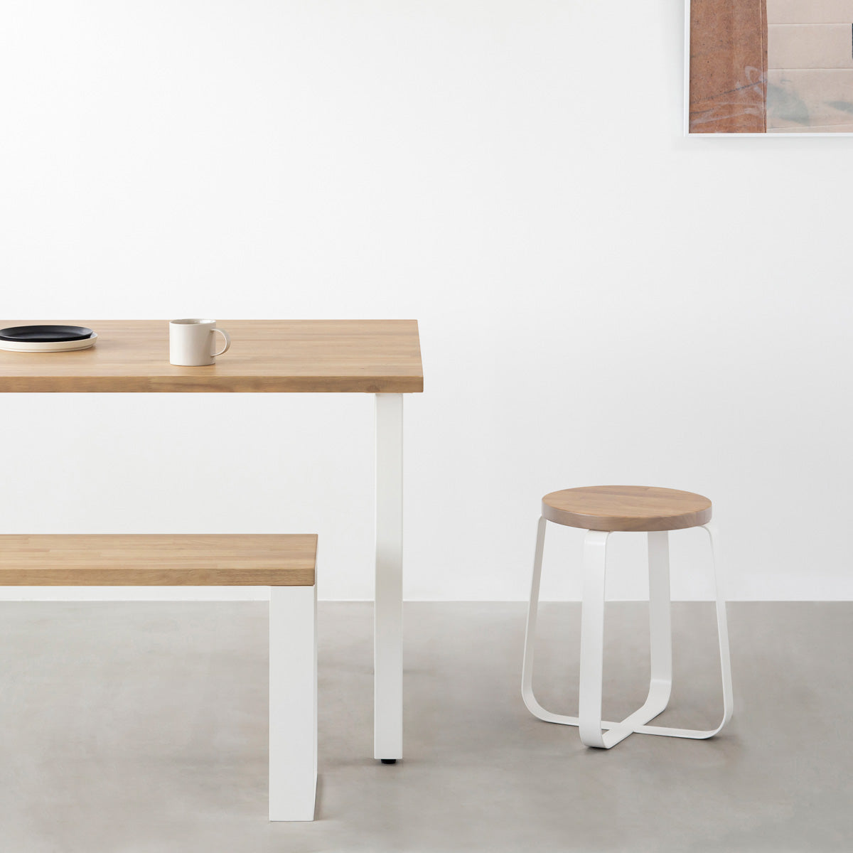 KANADEMONOのラバーウッド アッシュグレーRound座面とホワイトのCross Plate脚を合わせたシンプルモダンなスツール（使用例）
