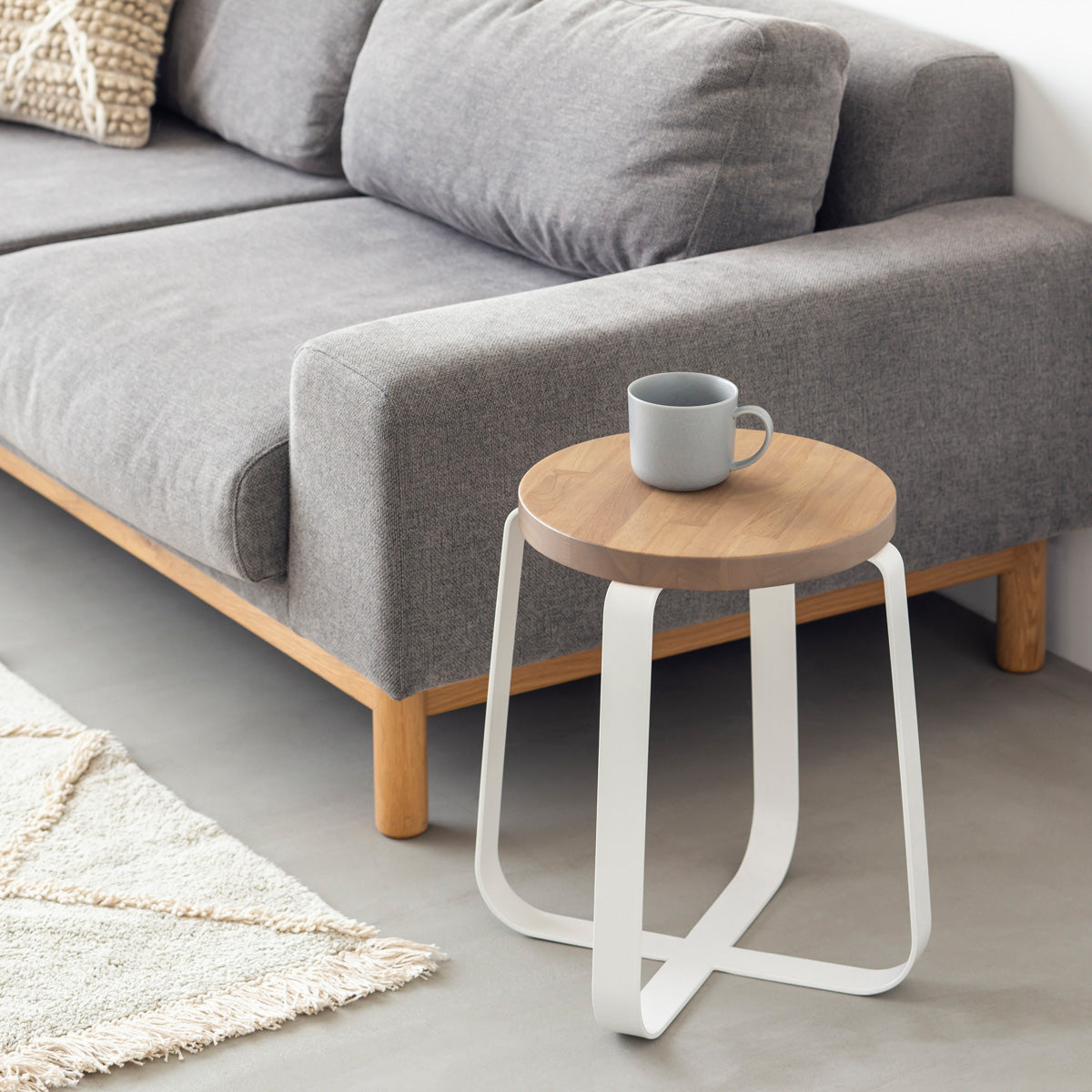 KANADEMONOのラバーウッド アッシュグレーRound座面とホワイトのCross Plate脚を合わせたシンプルモダンなスツール（使用例2）