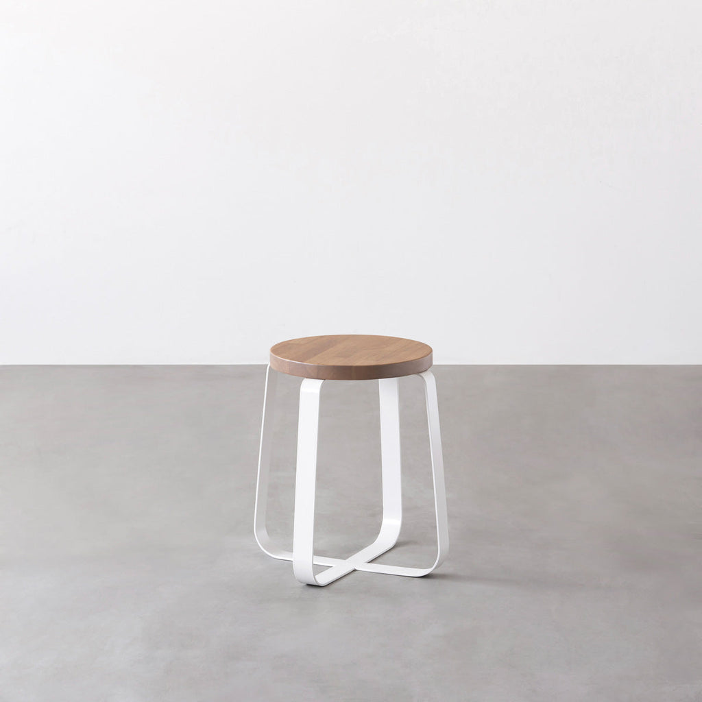 KANADEMONOのラバーウッド アッシュグレーRound座面とホワイトのCross Plate脚を合わせたシンプルモダンなスツール