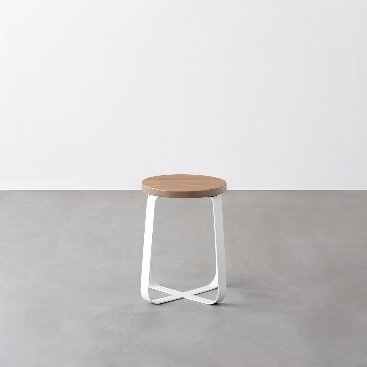 KANADEMONOのラバーウッド アッシュグレーRound座面とホワイトのCross Plate脚を合わせたシンプルモダンなスツール2