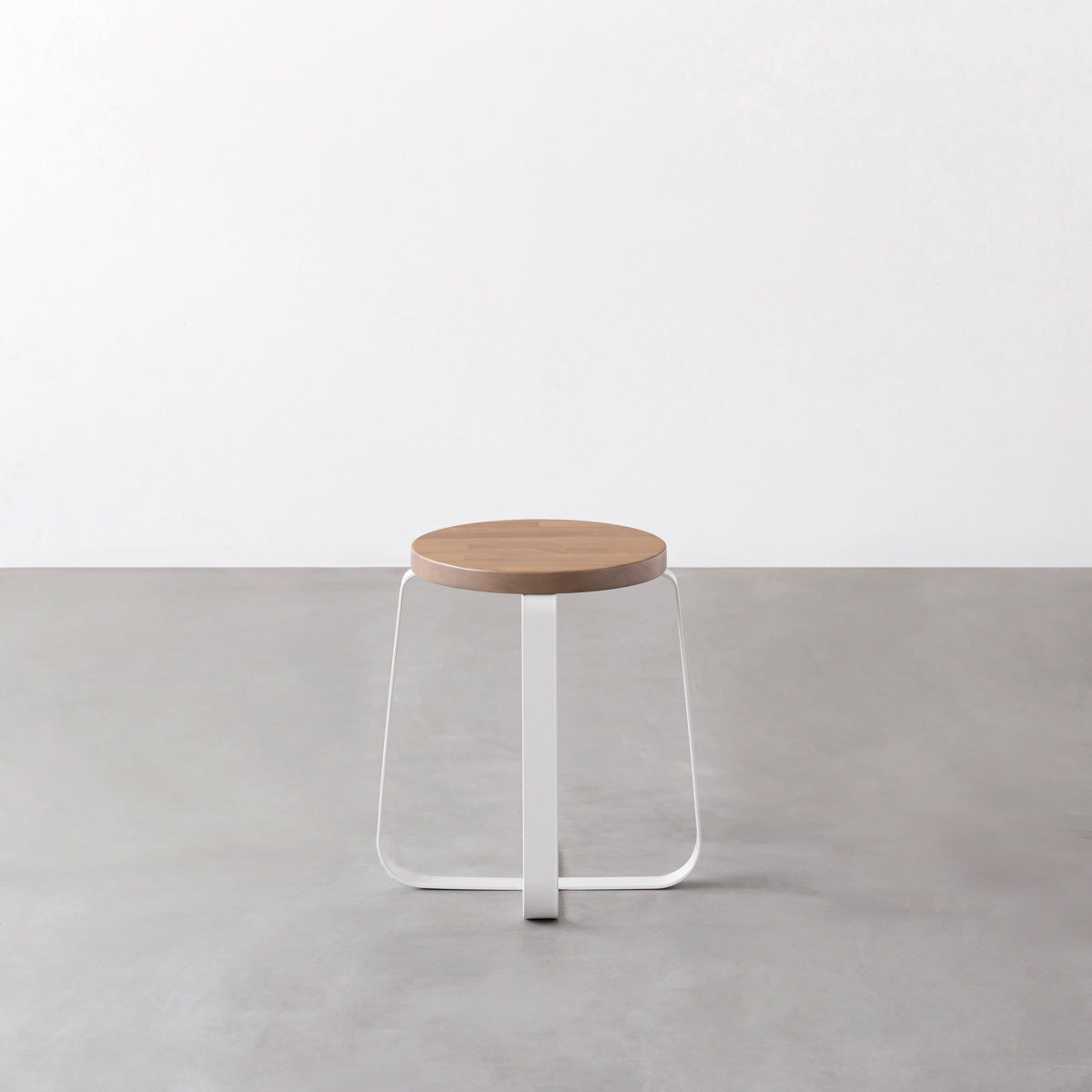 KANADEMONOのラバーウッド アッシュグレーRound座面とホワイトのCross Plate脚を合わせたシンプルモダンなスツール3