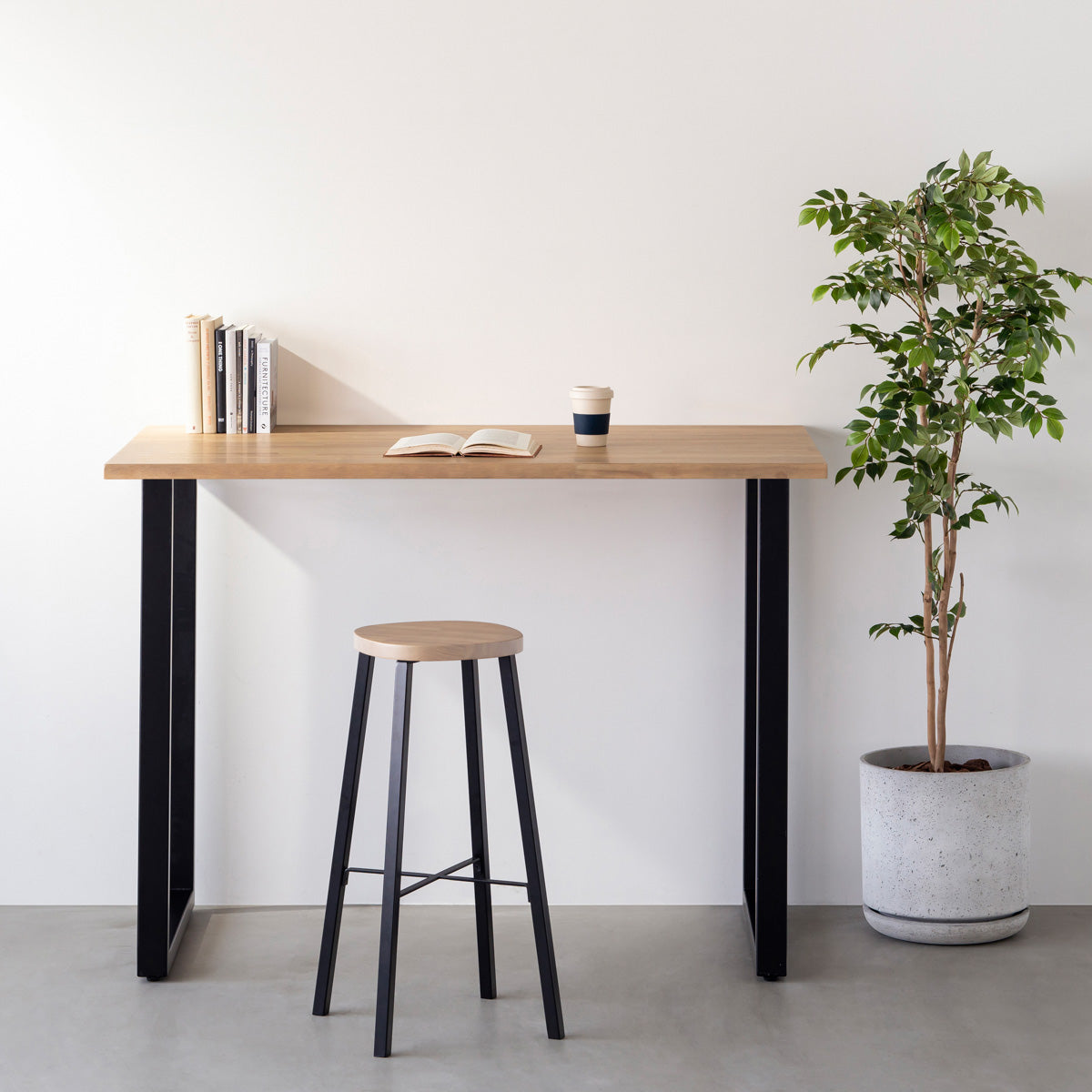 KANADEMONOのラバーウッド アッシュグレーSquircle座面とブラックのSlant Bar脚を合わせたシンプルモダンなハイスツール（使用例）