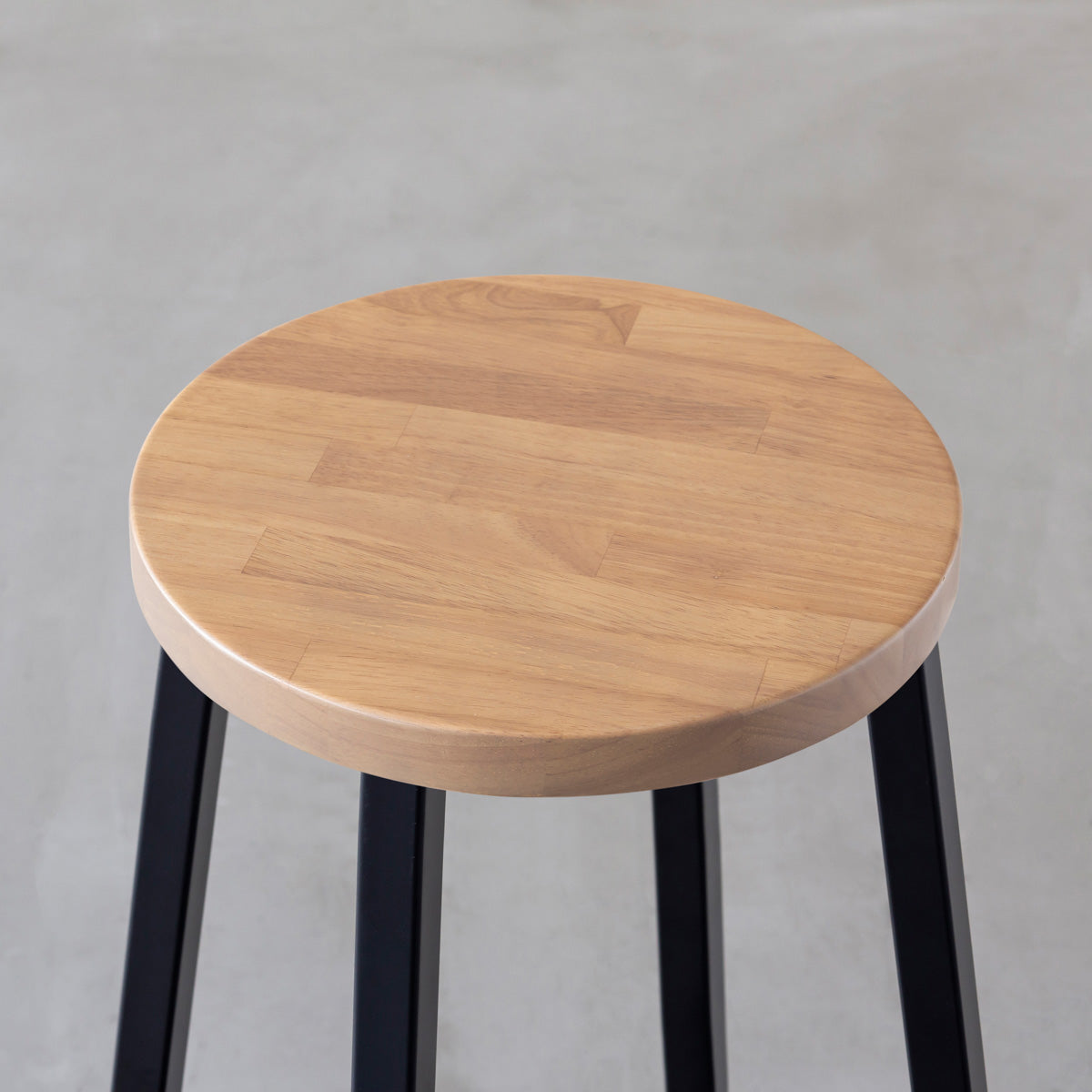 KANADEMONOのラバーウッド アッシュグレーRound座面とブラックのSlant Bar脚を合わせたシンプルモダンなハイスツール（座面）