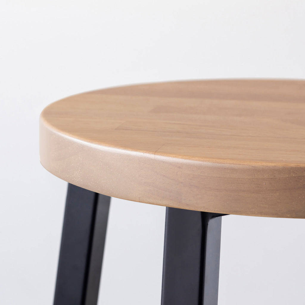 KANADEMONOのラバーウッド アッシュグレーRound座面とブラックのSlant Bar脚を合わせたシンプルモダンなハイスツール（座面側面）