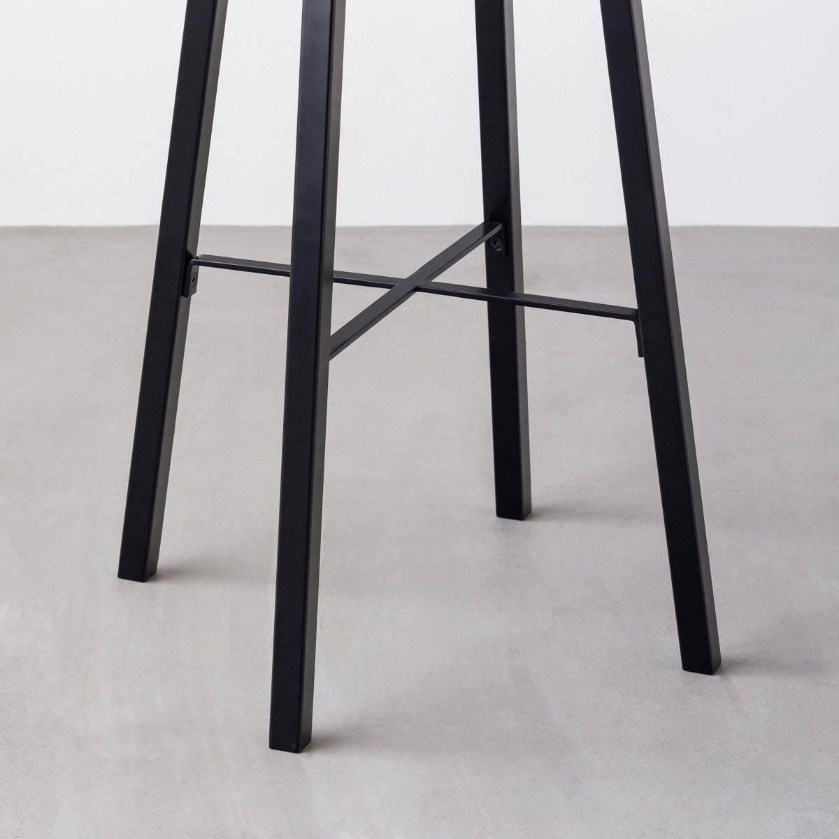 KANADEMONOのラバーウッド アッシュグレーRound座面とブラックのSlant Bar脚を合わせたシンプルモダンなハイスツール（脚）