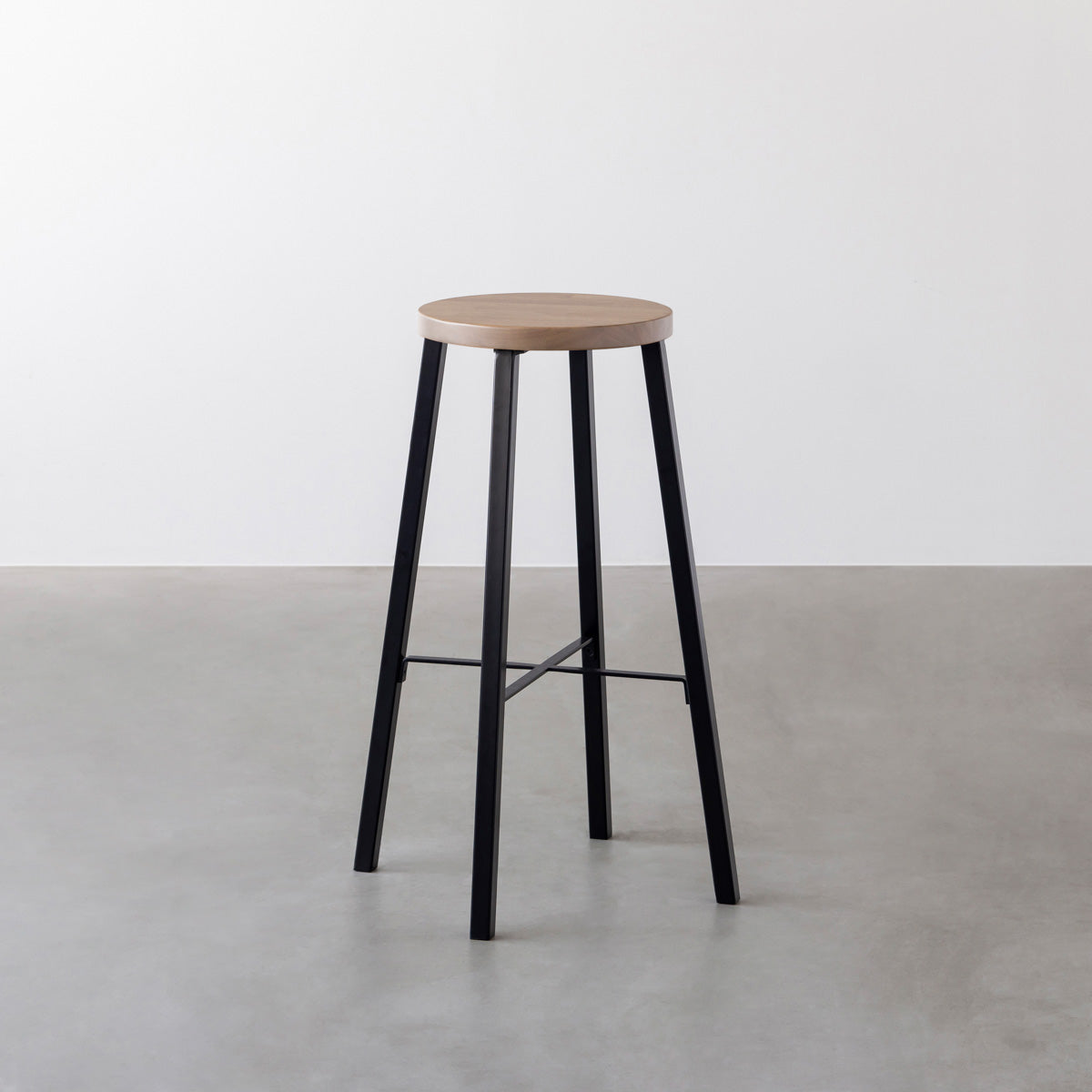 KANADEMONOのラバーウッド アッシュグレーRound座面とブラックのSlant Bar脚を合わせたシンプルモダンなハイスツール