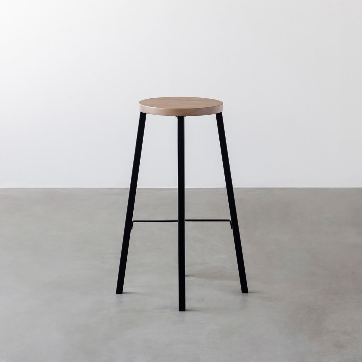 KANADEMONOのラバーウッド アッシュグレーRound座面とブラックのSlant Bar脚を合わせたシンプルモダンなハイスツール2
