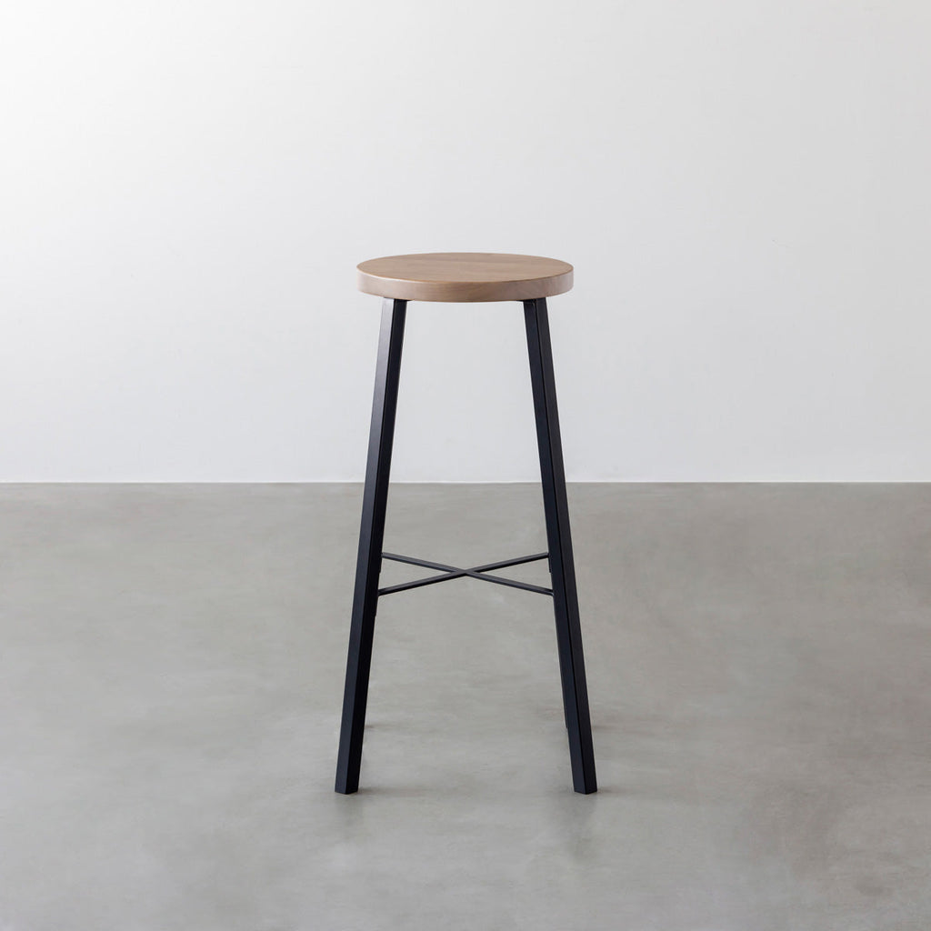 KANADEMONOのラバーウッド アッシュグレーRound座面とブラックのSlant Bar脚を合わせたシンプルモダンなハイスツール3