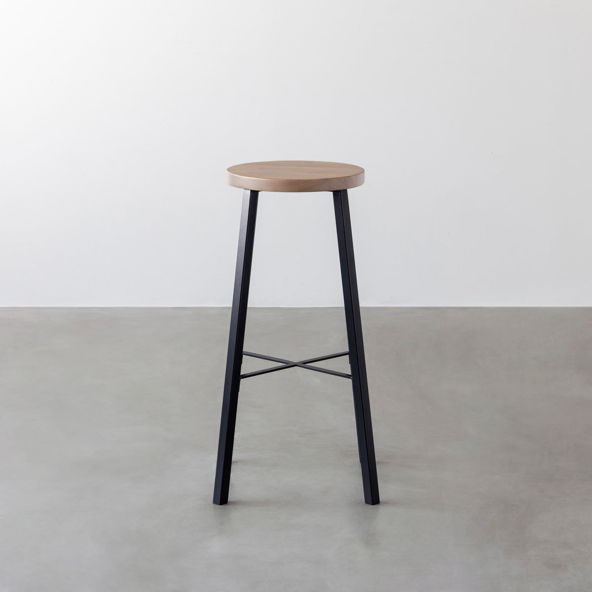 KANADEMONOのラバーウッド アッシュグレーRound座面とブラックのSlant Bar脚を合わせたシンプルモダンなハイスツール3