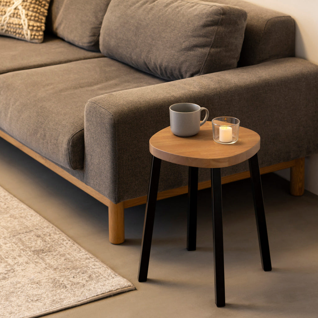 KANADEMONOのラバーウッド アッシュグレーSquircle座面とブラックのSlant Bar脚を合わせたシンプルモダンなスツール（使用例2）