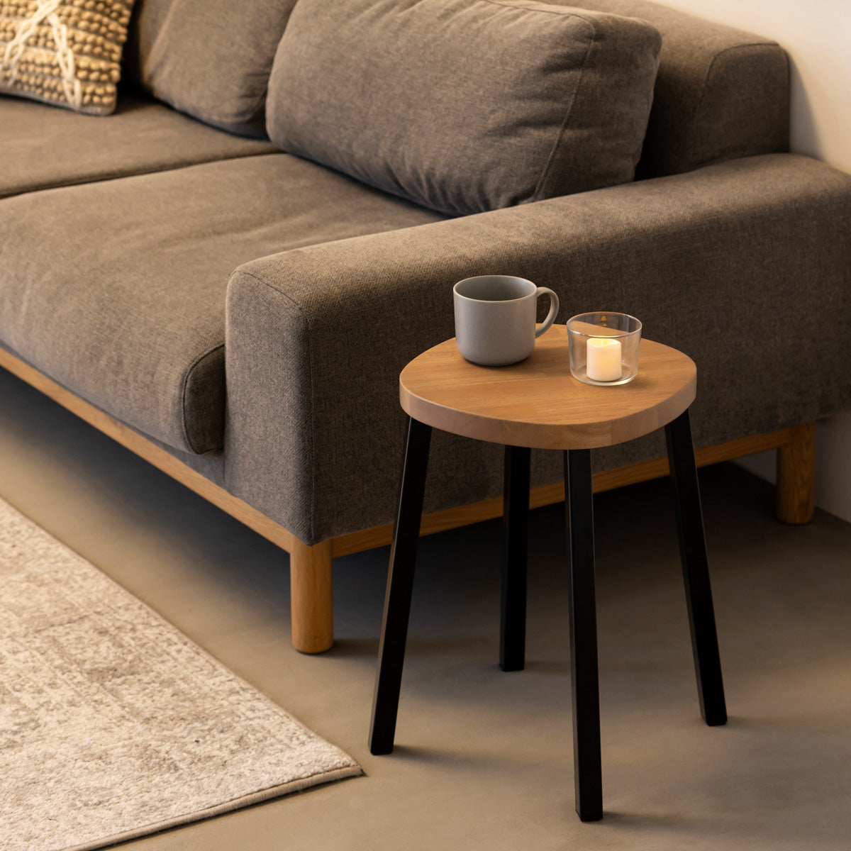 KANADEMONOのラバーウッド アッシュグレーSquircle座面とブラックのSlant Bar脚を合わせたシンプルモダンなスツール（使用例2）