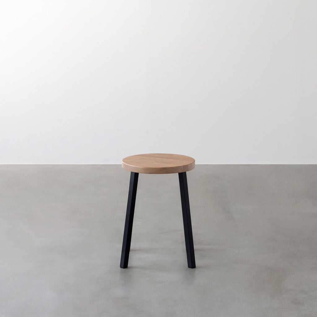 KANADEMONOのラバーウッド アッシュグレーRound座面とブラックのSlant Bar脚を合わせたシンプルモダンなスツール2