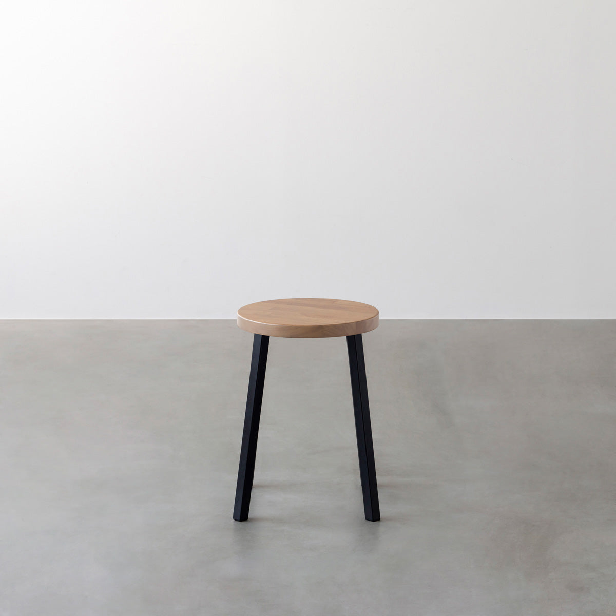 KANADEMONOのラバーウッド アッシュグレーRound座面とブラックのSlant Bar脚を合わせたシンプルモダンなスツール2