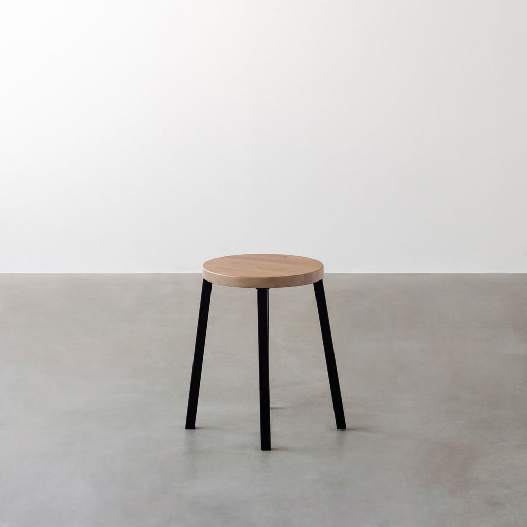 KANADEMONOのラバーウッド アッシュグレーRound座面とブラックのSlant Bar脚を合わせたシンプルモダンなスツール3