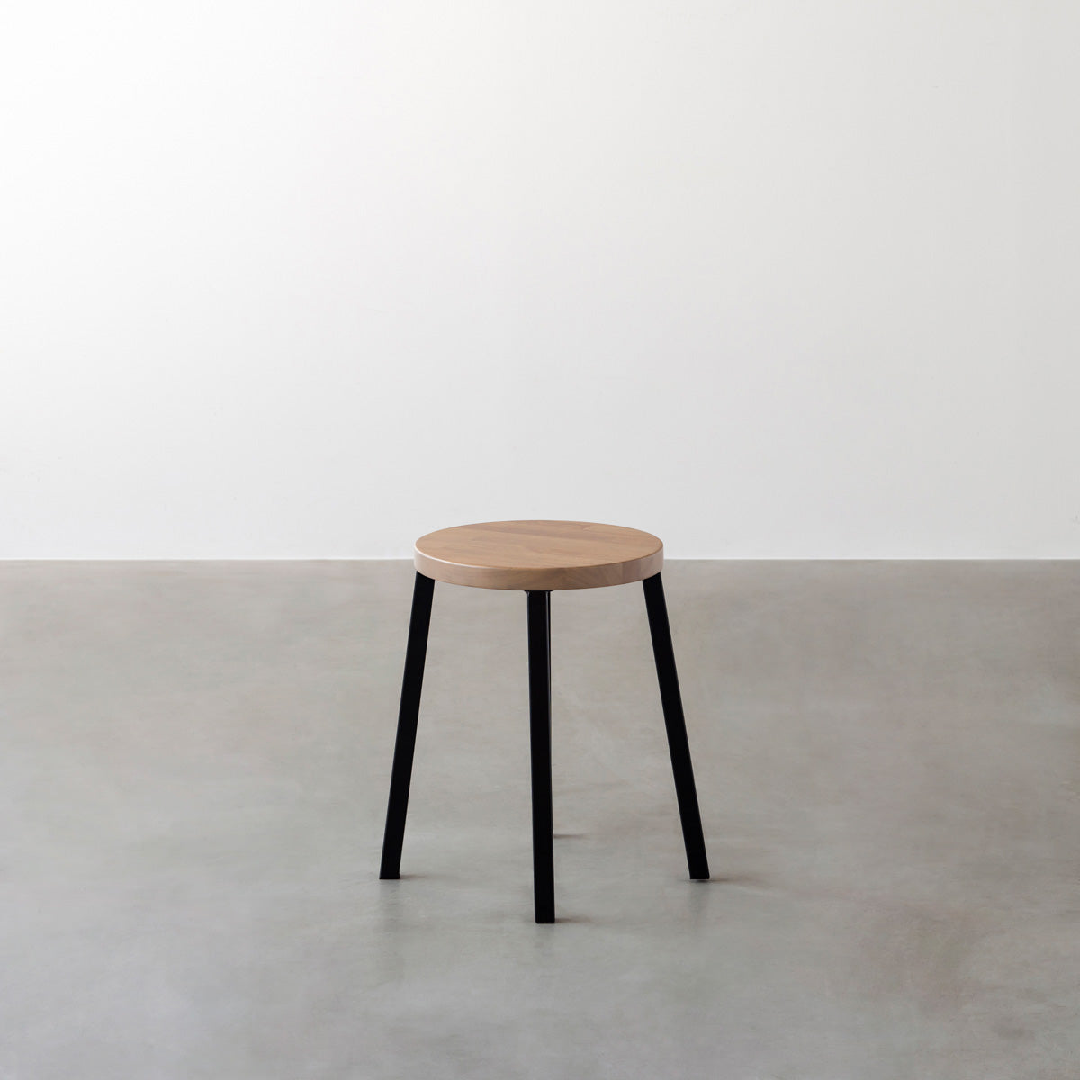 KANADEMONOのラバーウッド アッシュグレーRound座面とブラックのSlant Bar脚を合わせたシンプルモダンなスツール3